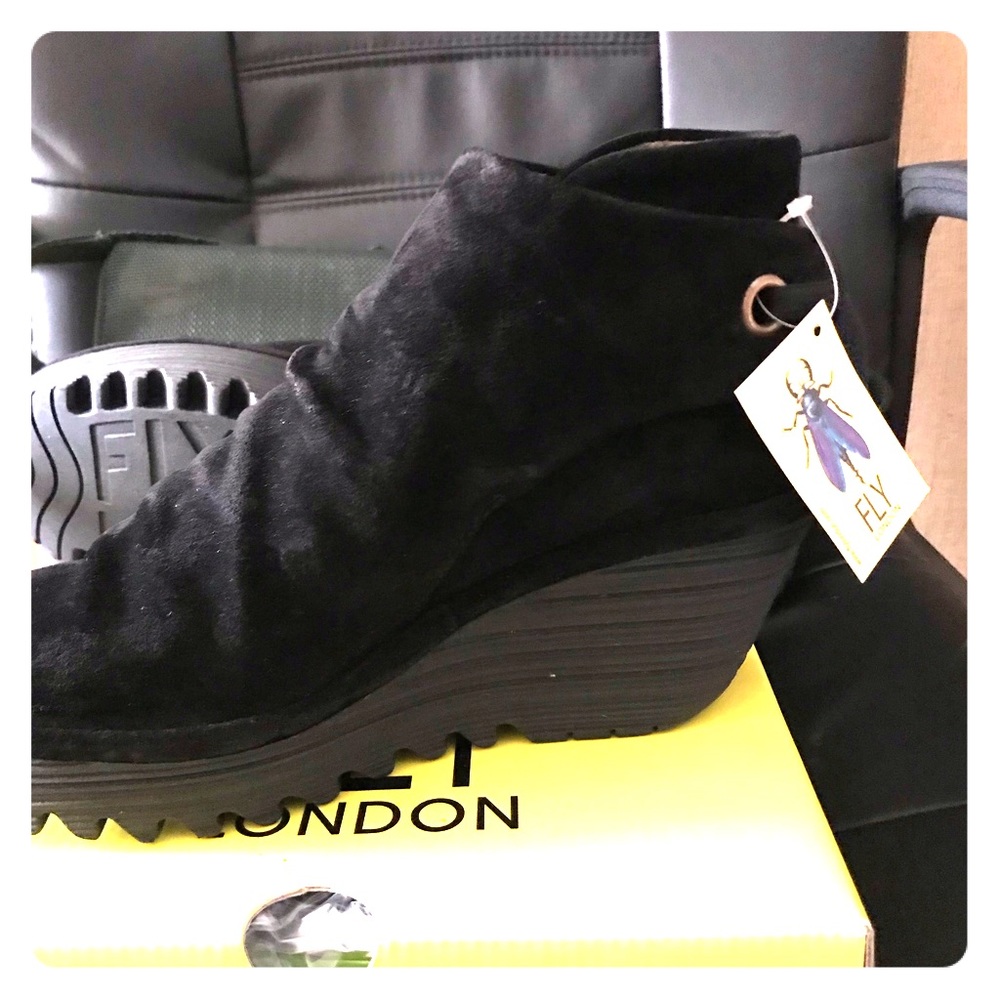 Size 6.5 fly boots new with tag